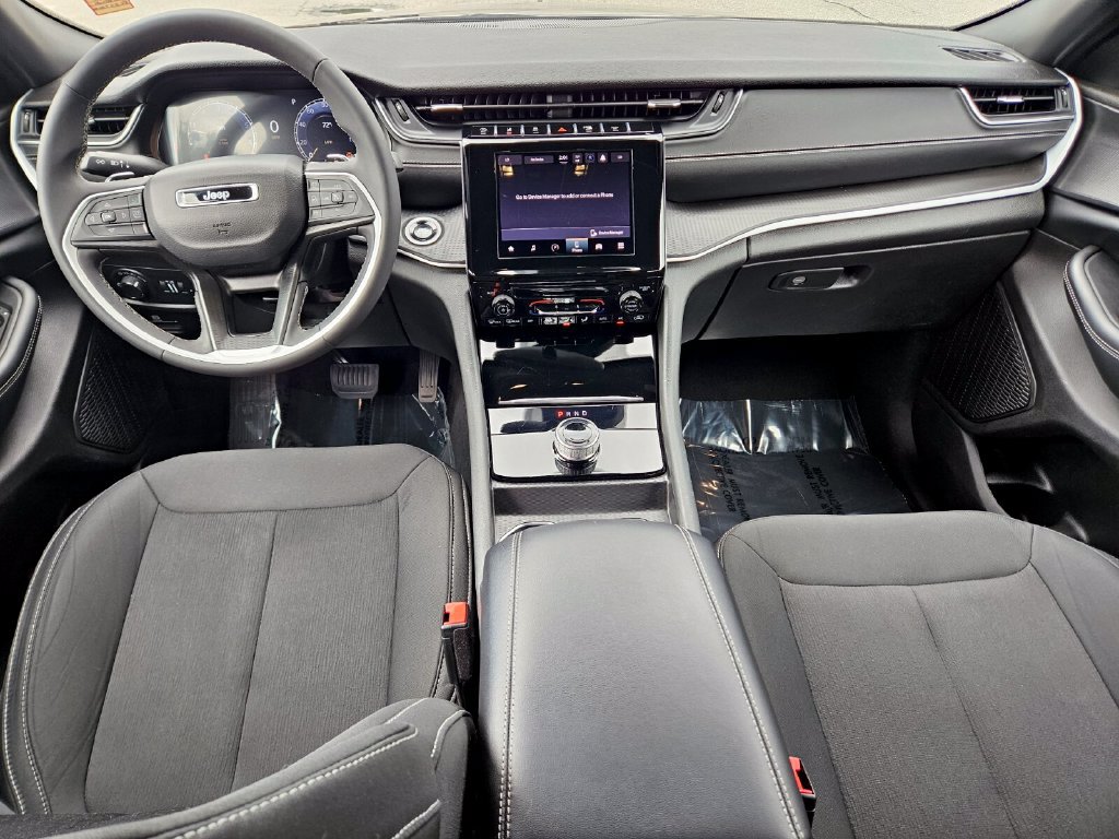 Used 2024 Jeep Grand Cherokee Laredo AWD/4WD image 12