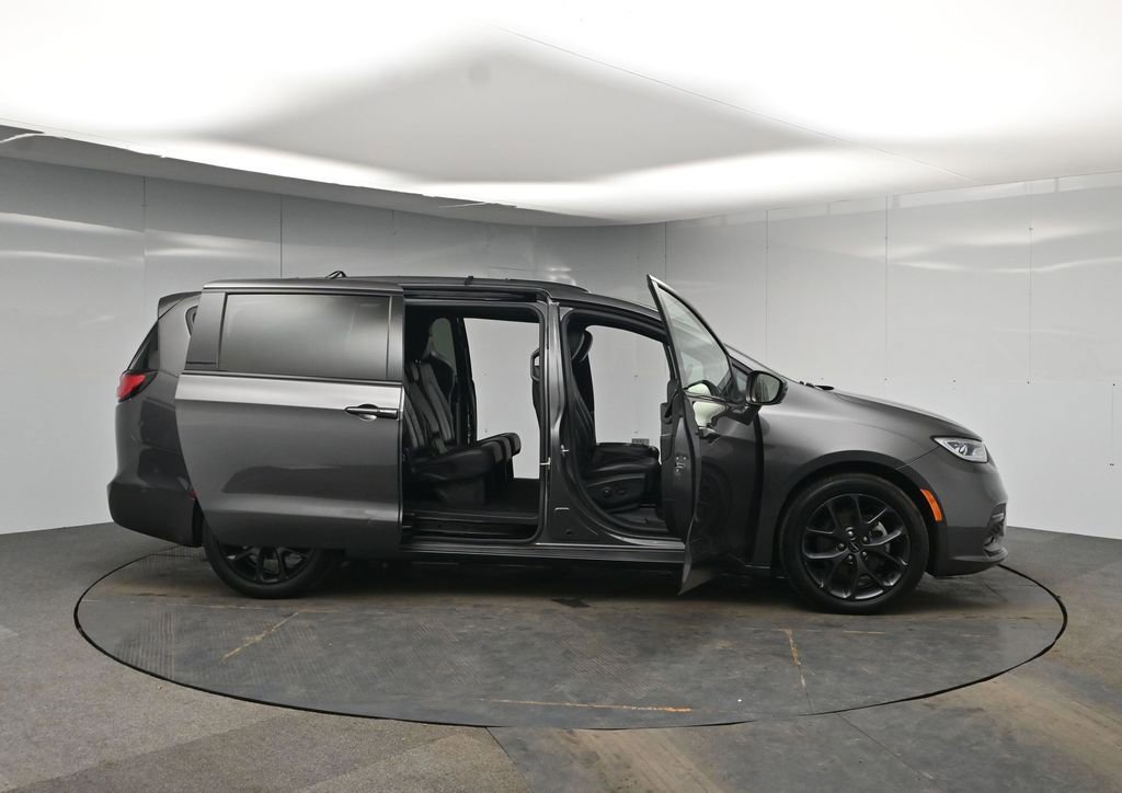 Used 2022 Chrysler Pacifica Touring-L w/ Uconnect Theater Family Group image 52