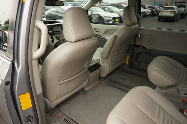 Used 2013 Toyota Sienna XLE w/ Entertainment Pkg FWD image 11