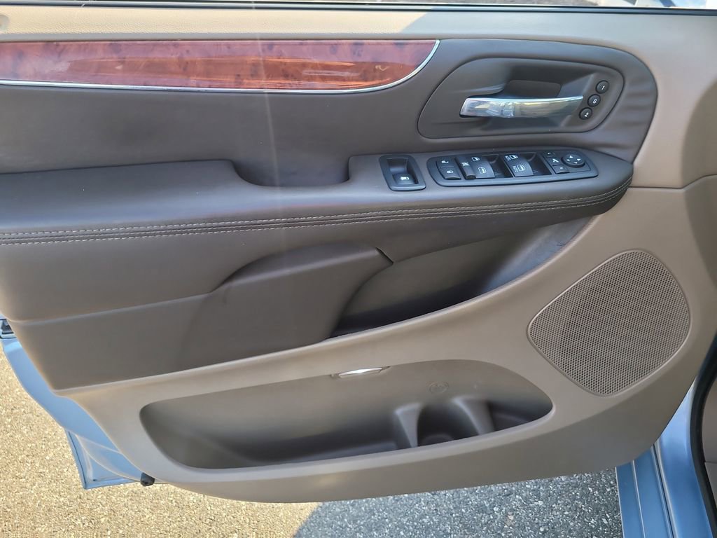 Used 2013 Chrysler Town & Country Limited w/ Luxury Group image 16
