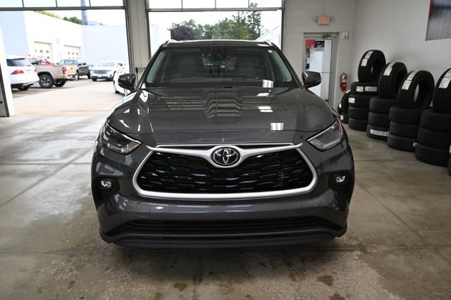 Used 2021 Toyota Highlander XLE AWD/4WD image 2