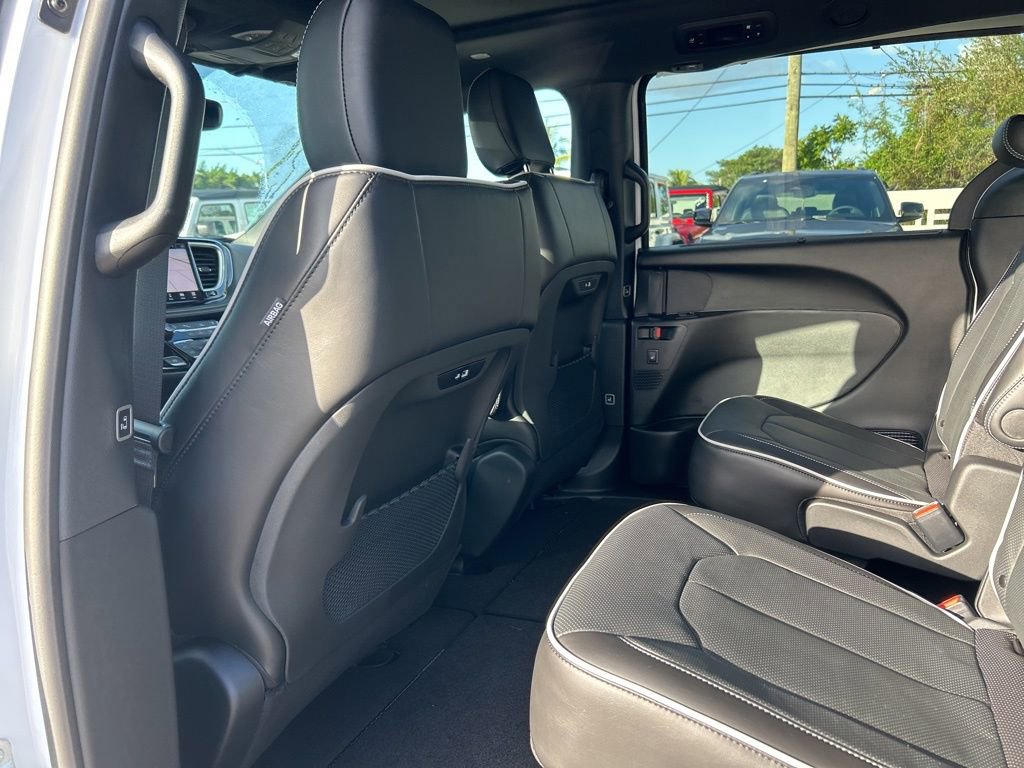 New 2025 Chrysler Pacifica Limited FWD image 32