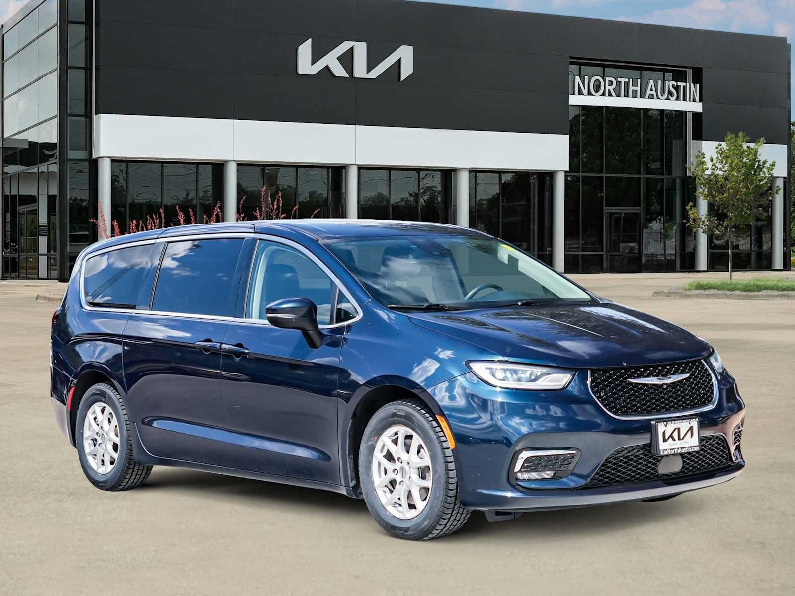 Used 2023 Chrysler Pacifica Touring-L FWD image 7