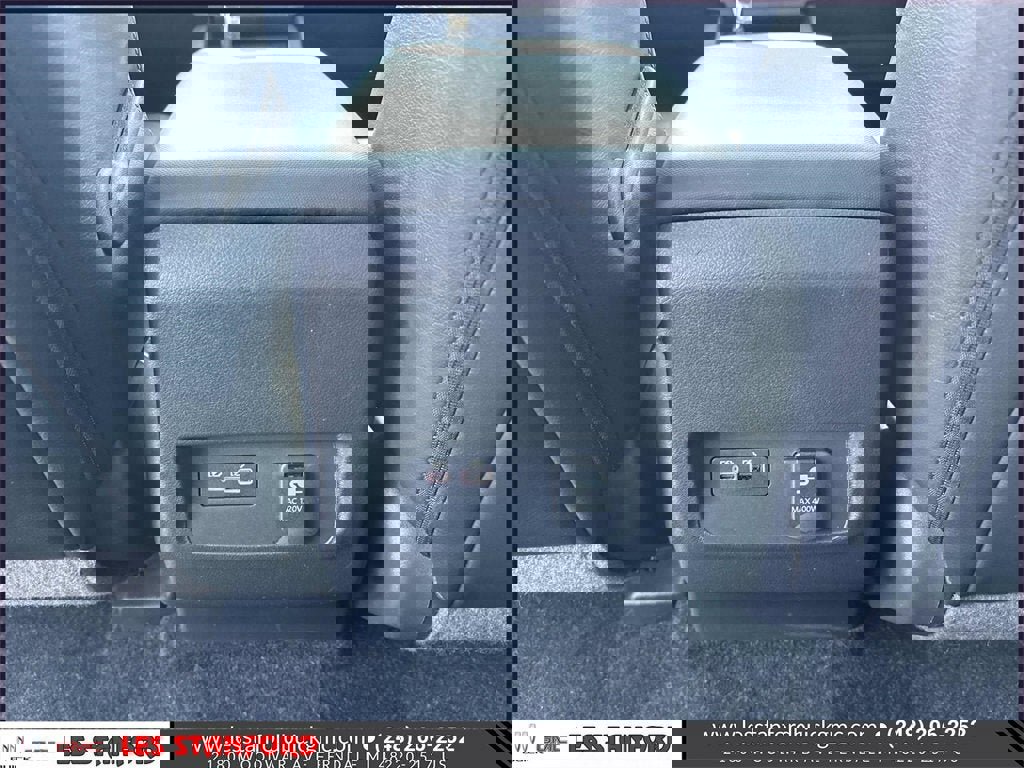 Used 2022 Nissan Frontier SV w/ SV Premium Package image 16