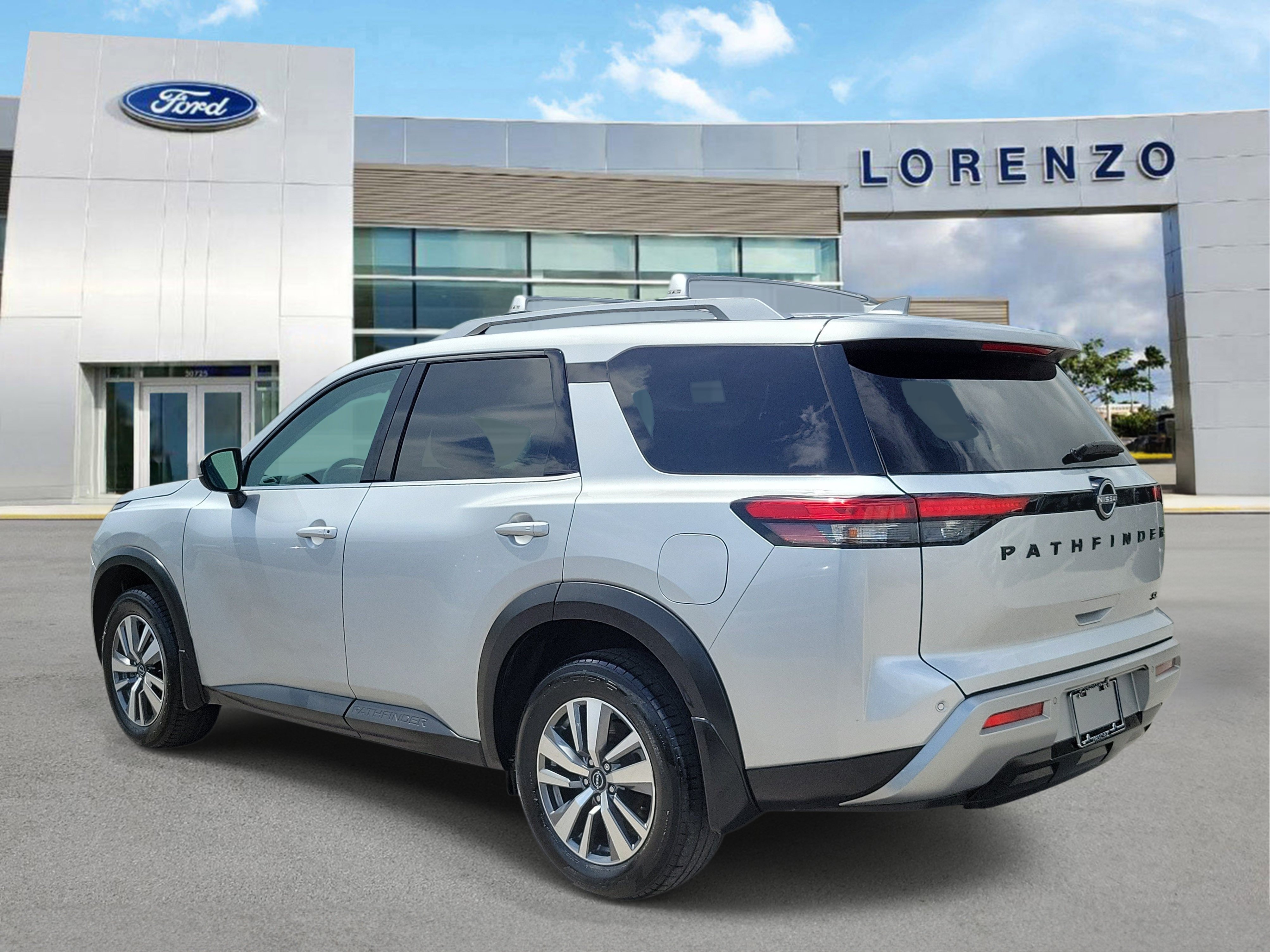 Used 2024 Nissan Pathfinder SL w/ Black Appearance Package FWD image 7