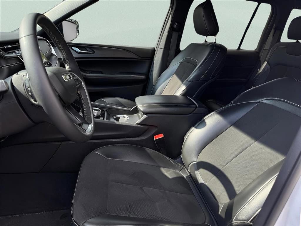 Used 2023 Jeep Grand Cherokee Altitude image 16