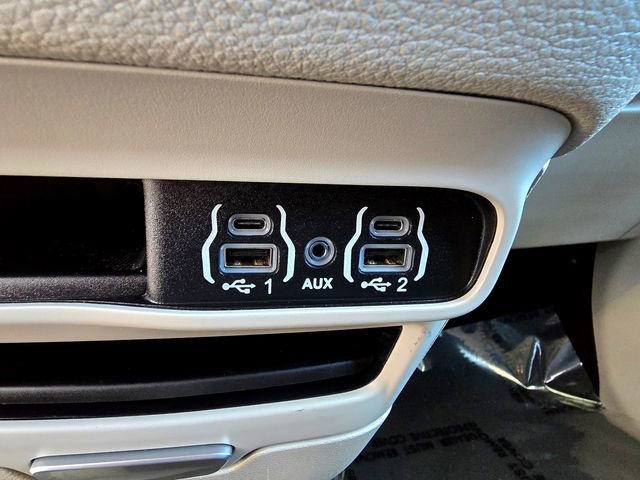 Certified 2024 Chrysler Pacifica Select image 16