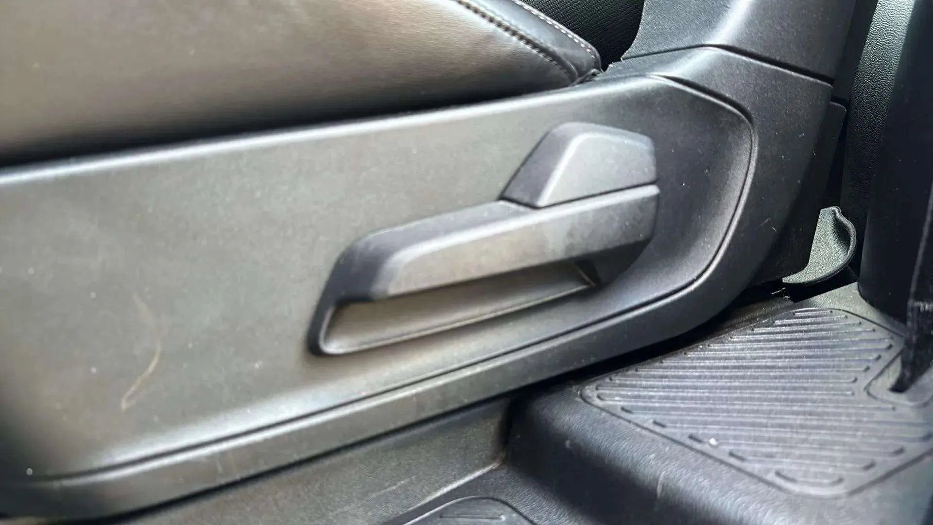 Used 2020 Ford Explorer Platinum w/ Premium Technology Package image 22