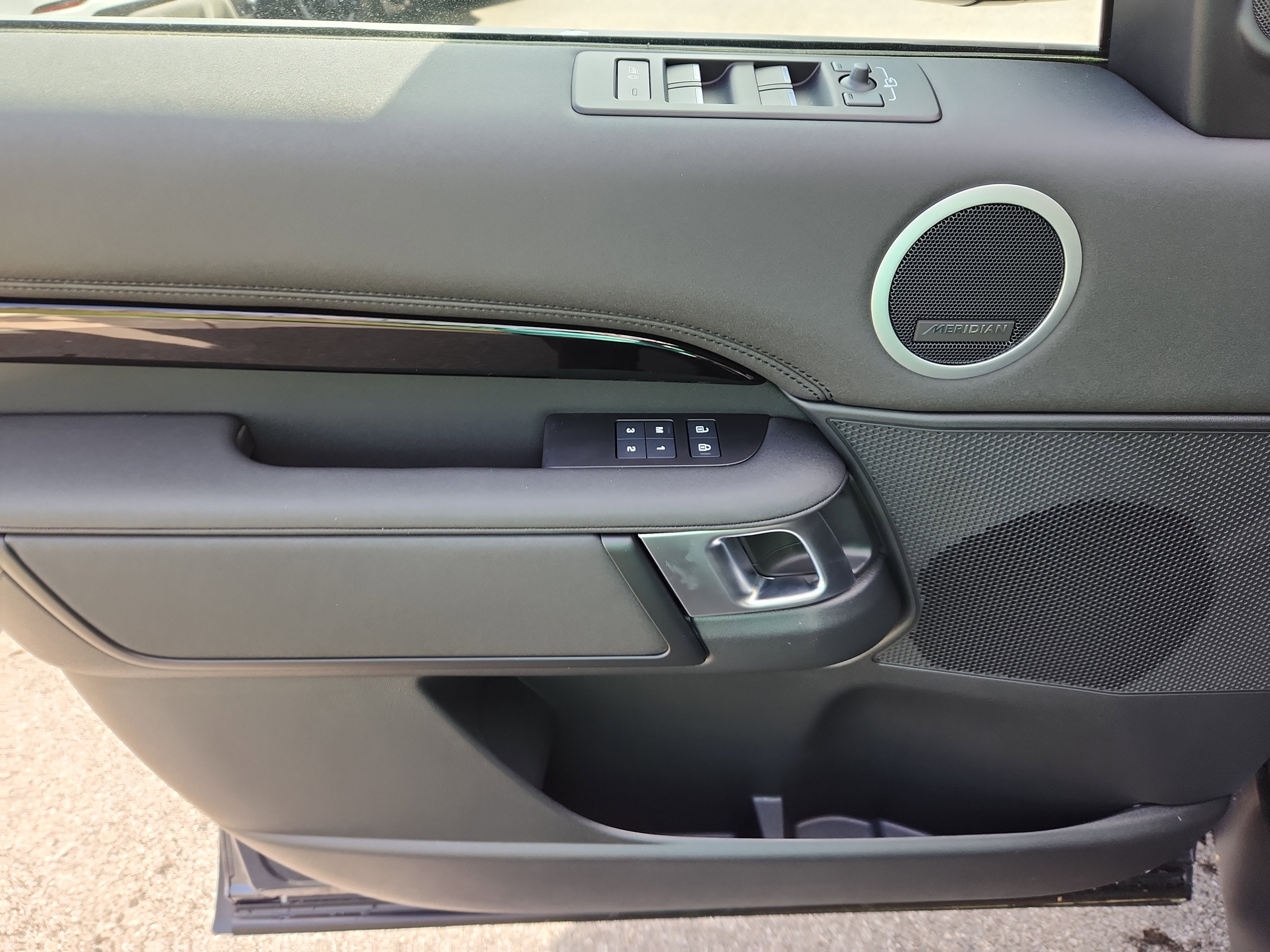 Certified 2025 Land Rover Discovery S image 24