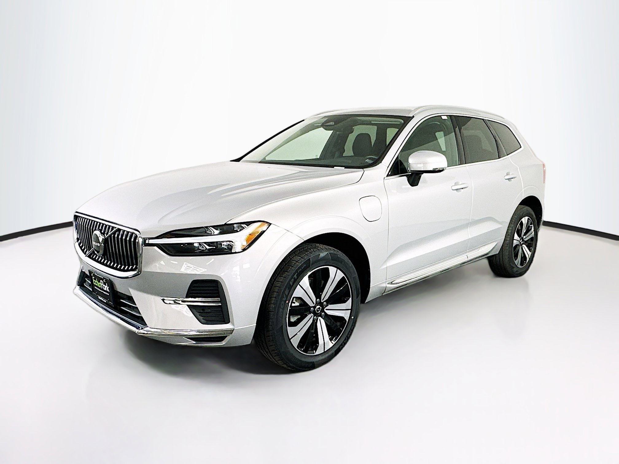 Used 2023 Volvo XC60 T8 Core image 3