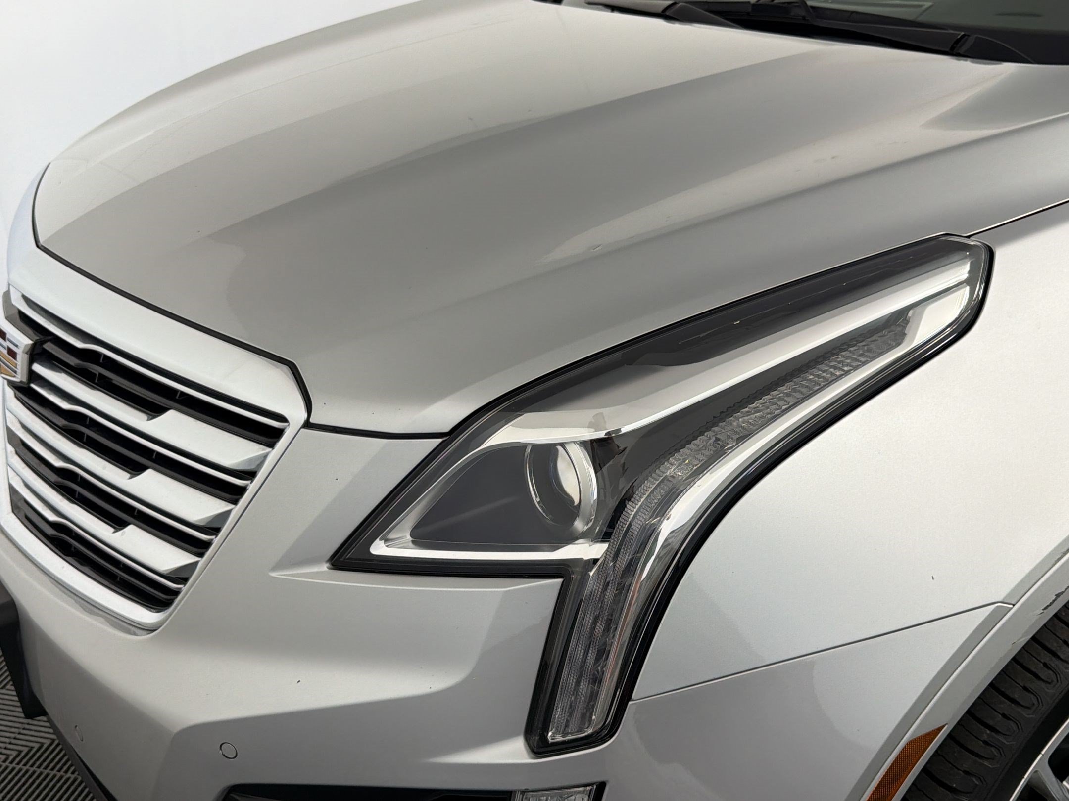 Used 2018 Cadillac XT5 Luxury w/ Driver Awareness Package FWD image 12