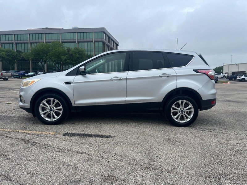 Used 2017 Ford Escape SE FWD image 2