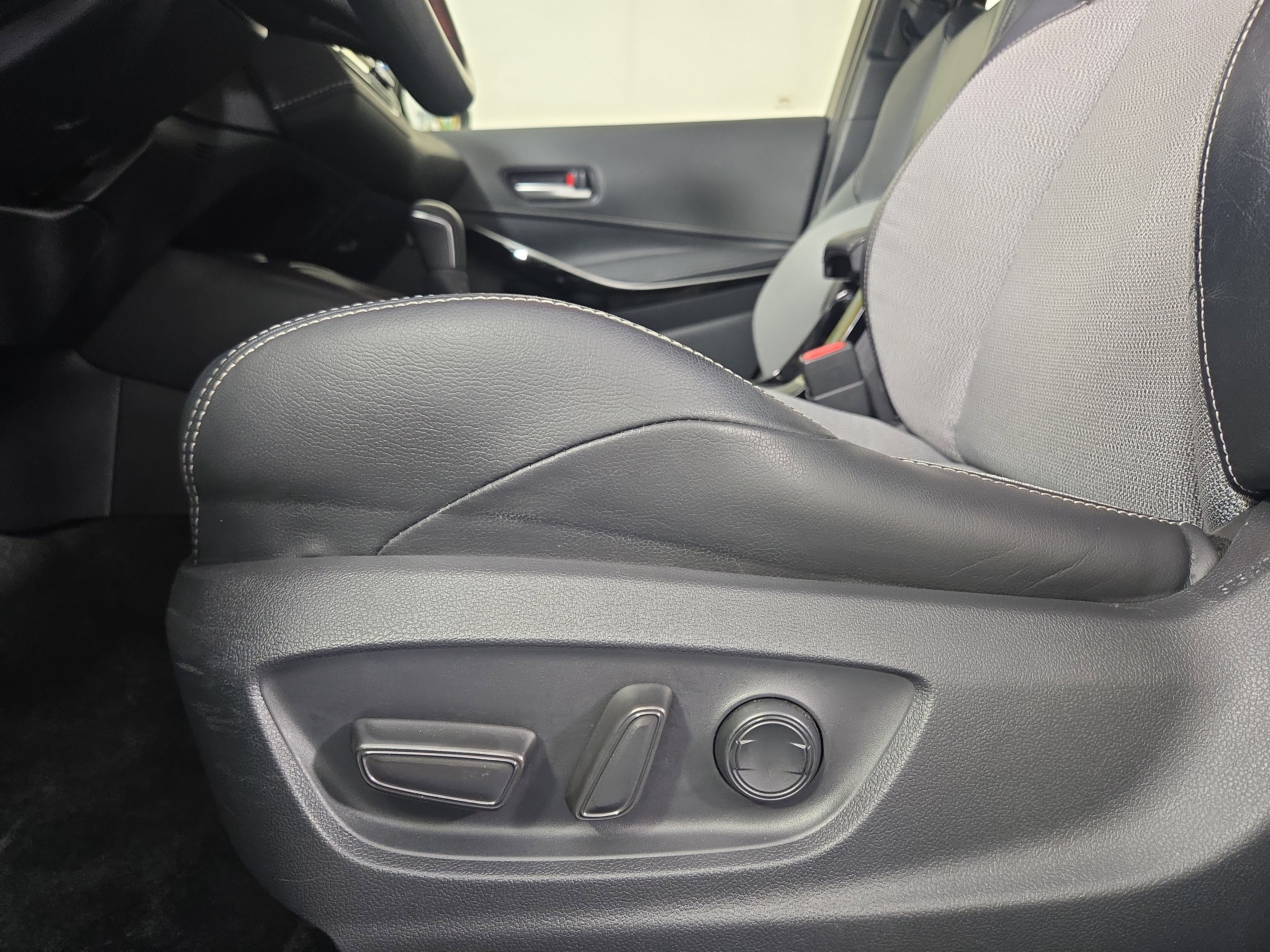 Used 2019 Toyota Corolla XSE image 28