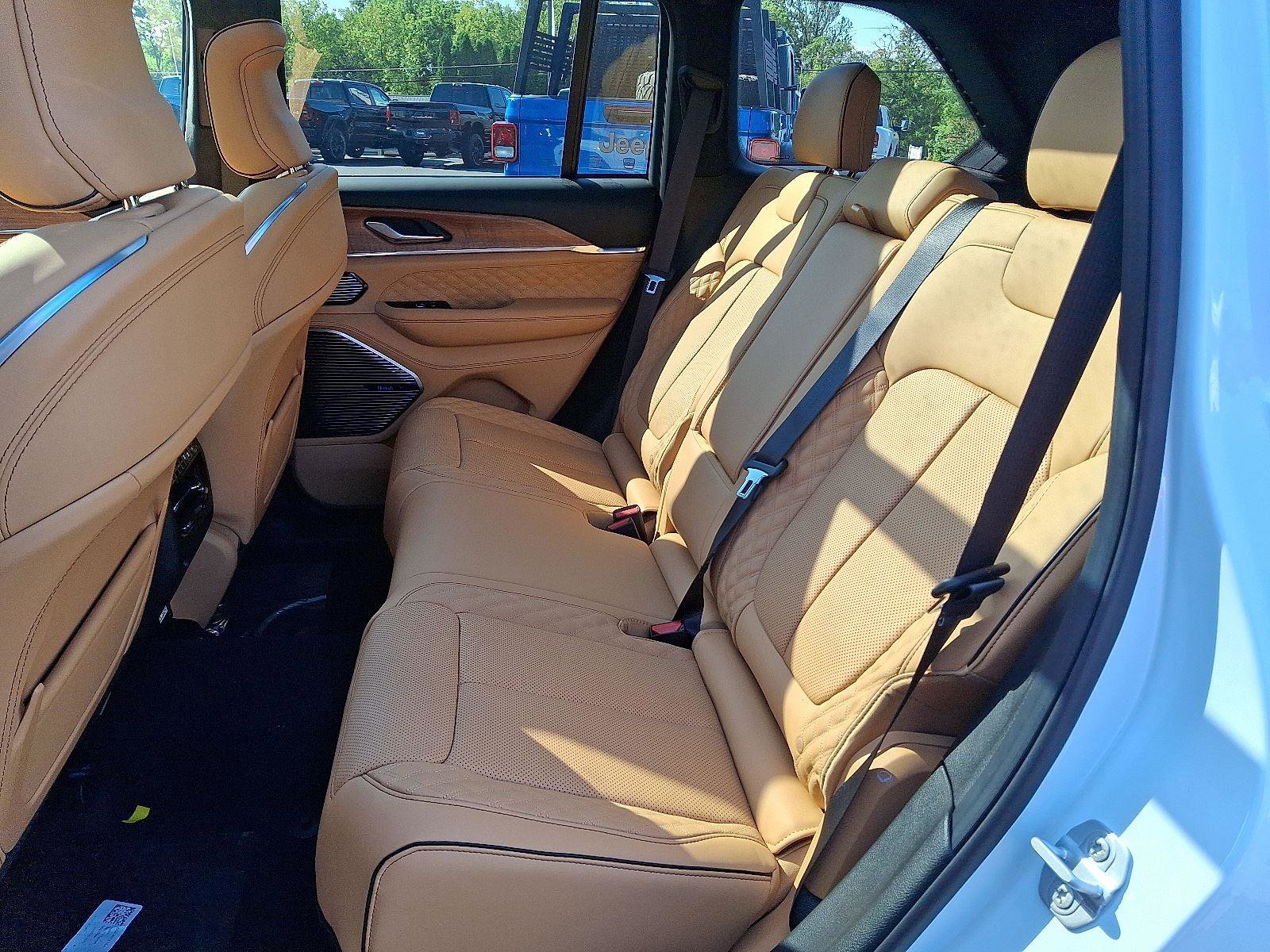 New 2025 Jeep Grand Cherokee Summit image 6