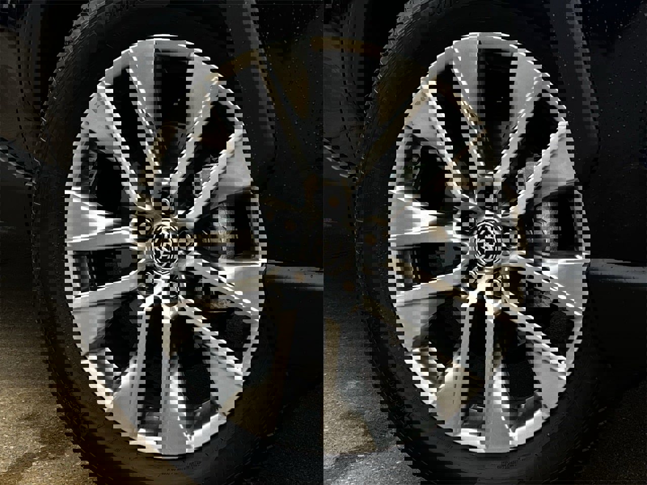 Used 2023 Toyota RAV4 XLE Premium image 31