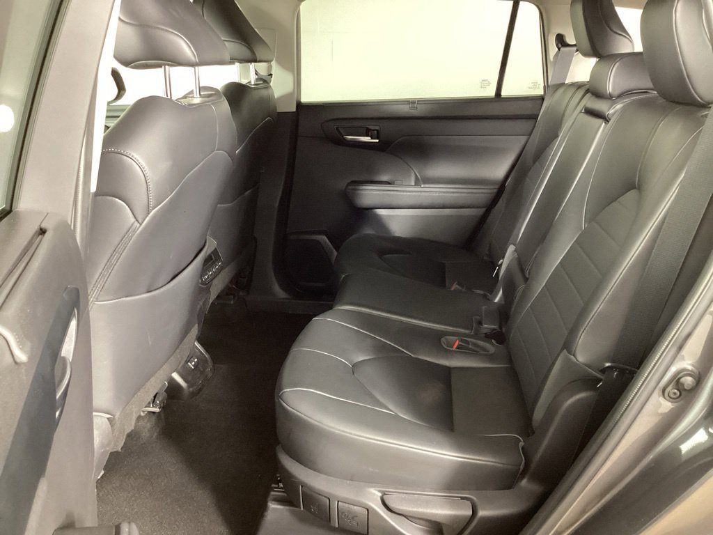 Used 2023 Toyota Highlander XLE AWD/4WD image 29