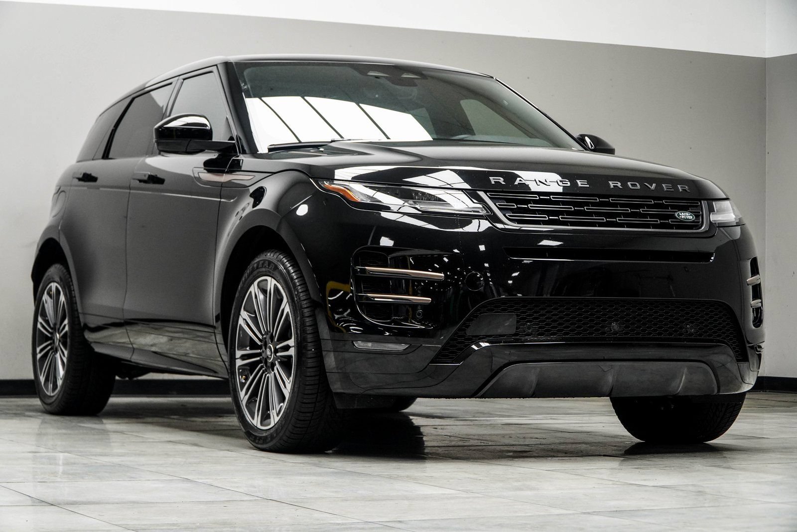 Used 2024 Land Rover Range Rover Evoque Dynamic SE AWD/4WD image 5