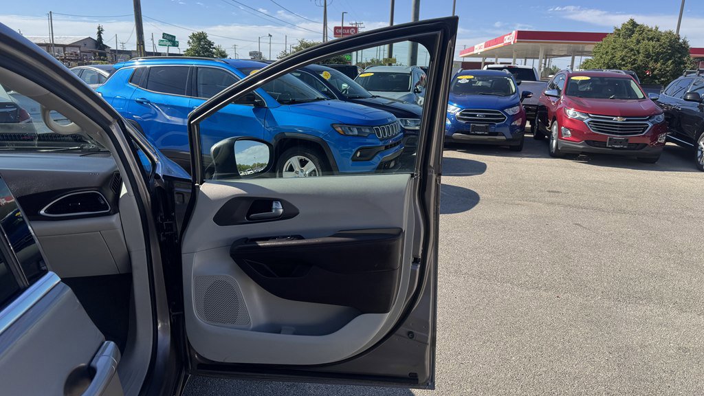 Used 2017 Chrysler Pacifica LX FWD image 28