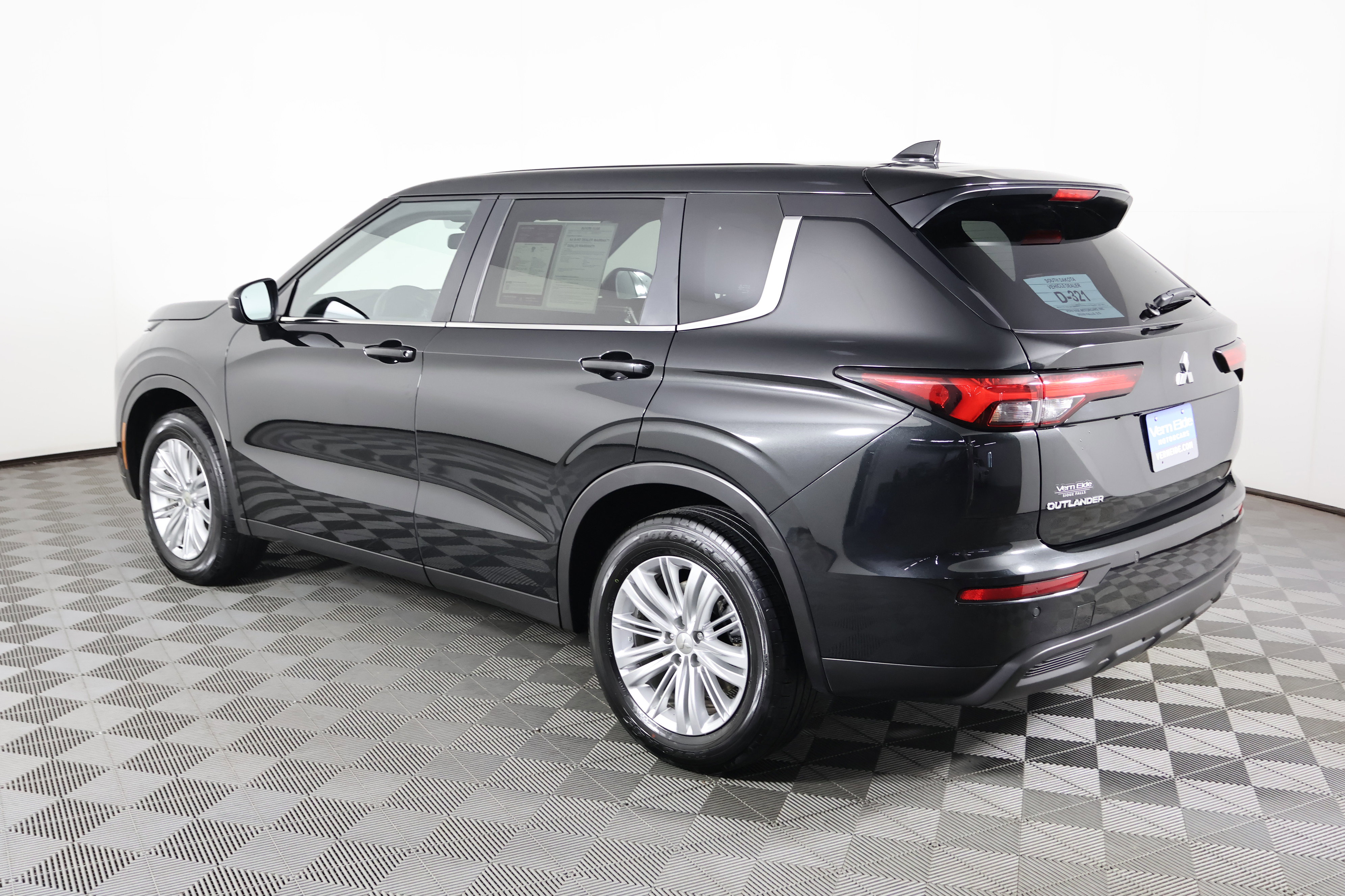 Used 2024 Mitsubishi Outlander ES image 8