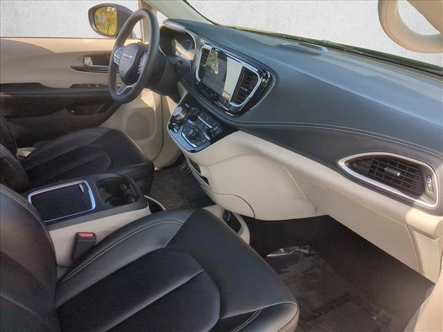 Used 2023 Chrysler Pacifica Touring-L FWD image 23