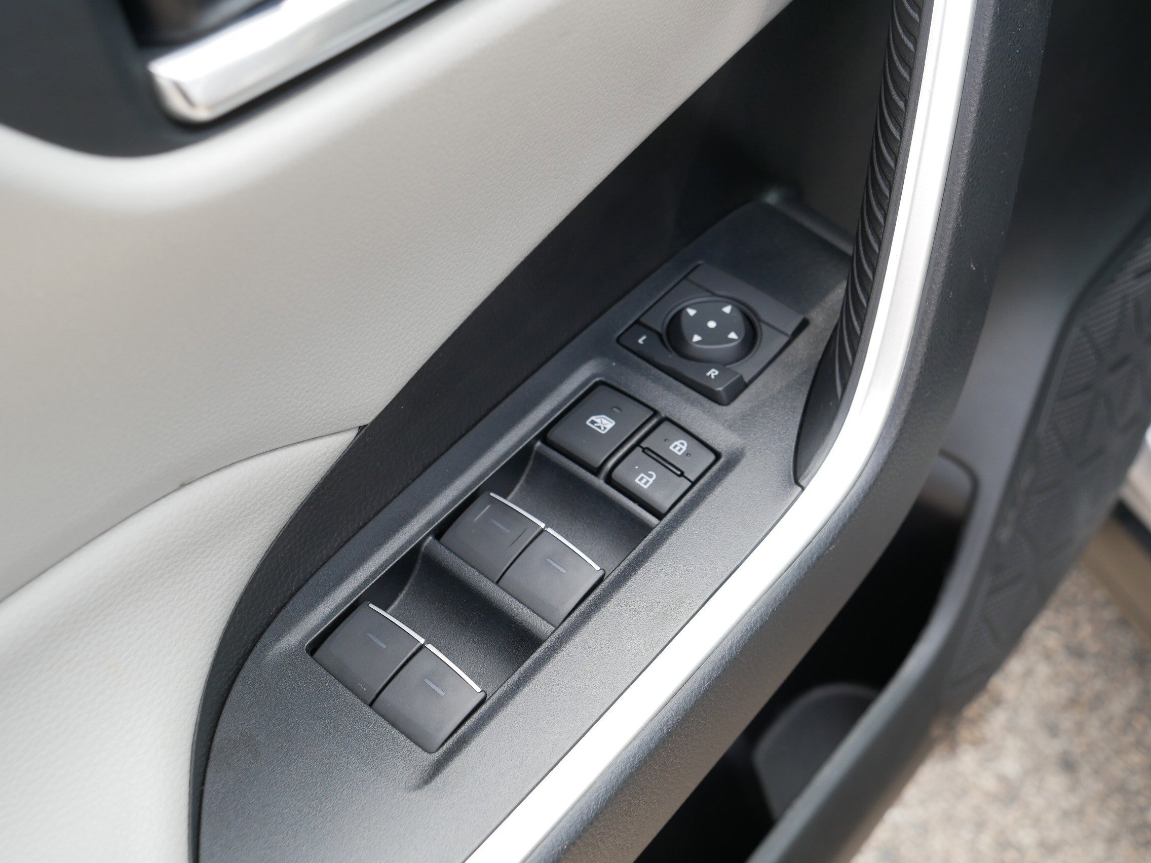 Used 2022 Toyota RAV4 XLE w/ Convenience Package AWD/4WD image 15