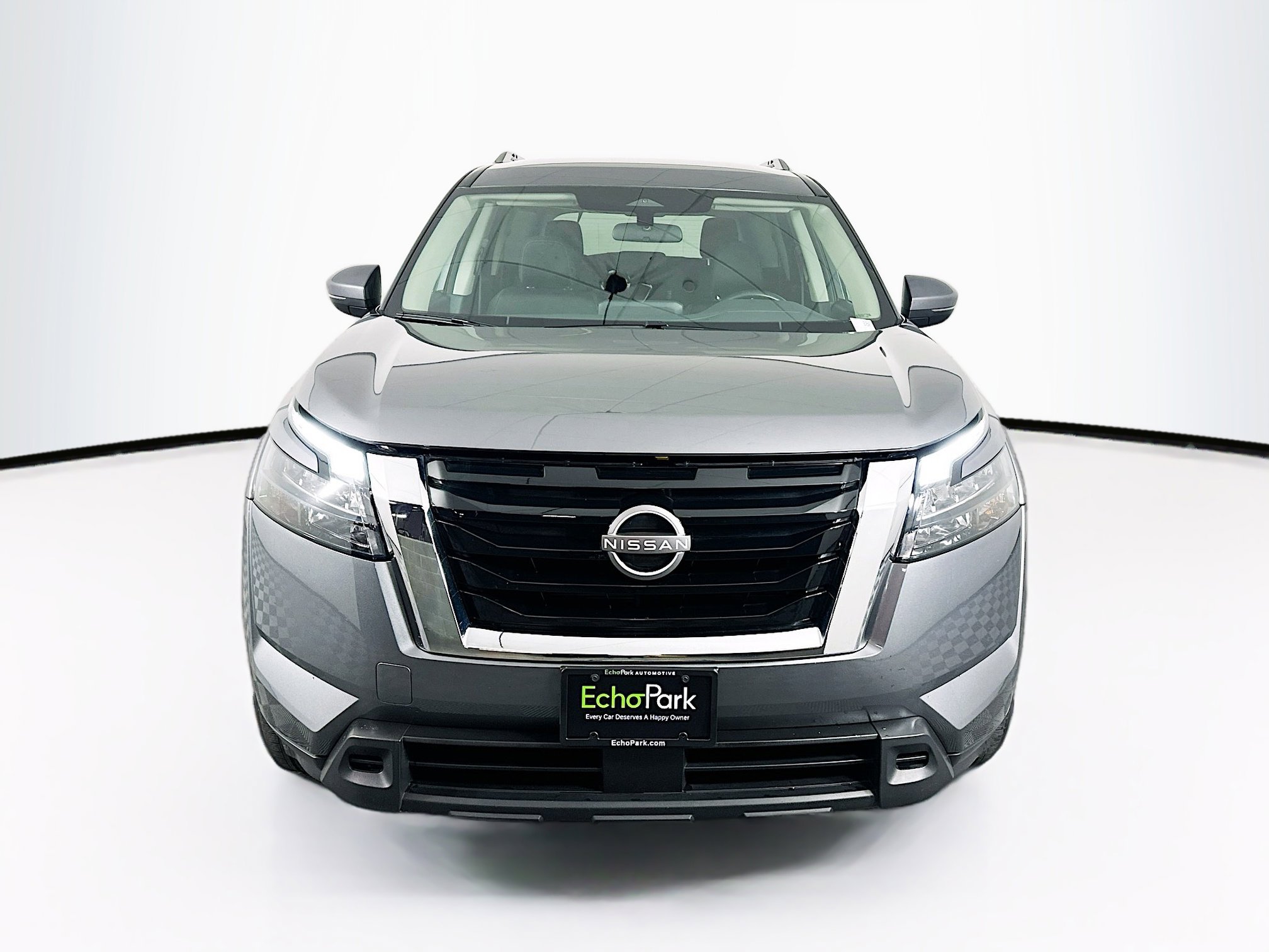 Used 2024 Nissan Pathfinder SV image 2