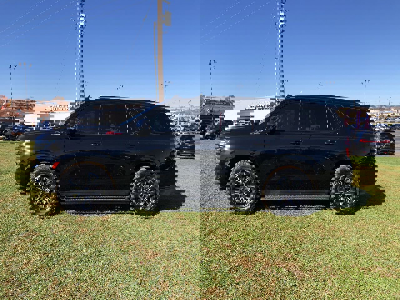 Used 2022 Chevrolet Tahoe Z71 w/ Z71 Off-Road Package image 3