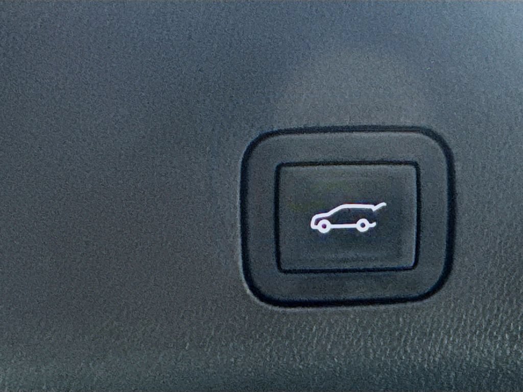 Used 2025 GMC Yukon XL Denali Ultimate w/ LPO, Floor Liner Package AWD/4WD image 32
