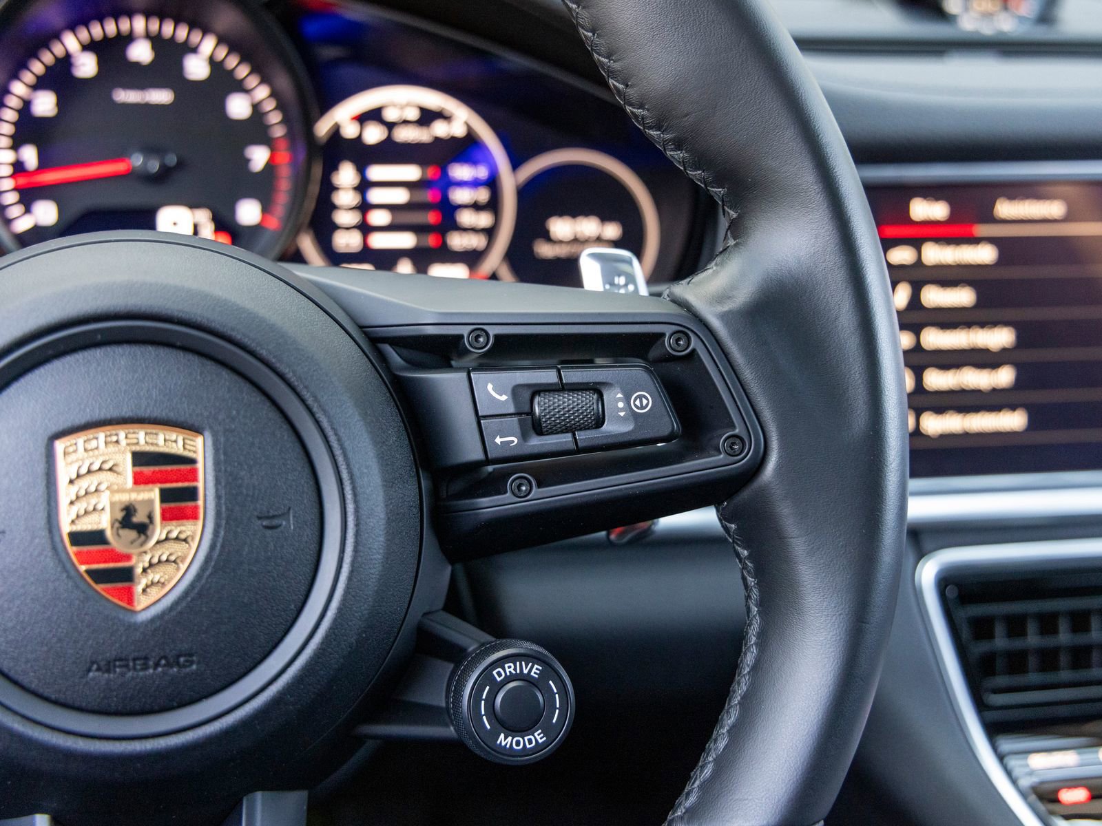 Certified 2023 Porsche Panamera Platinum Edition image 34