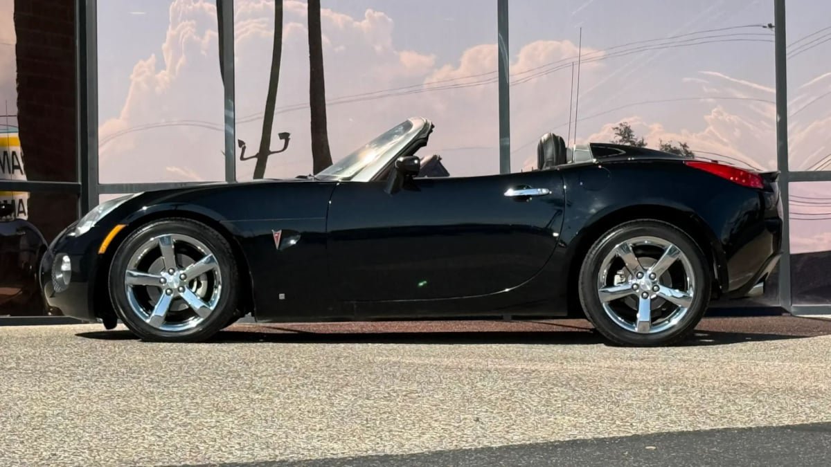 Used 2007 Pontiac Solstice GXP w/ Premium Package RWD image 8