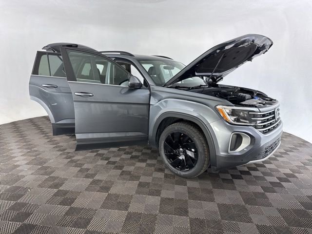 Used 2025 Volkswagen Atlas SE image 12