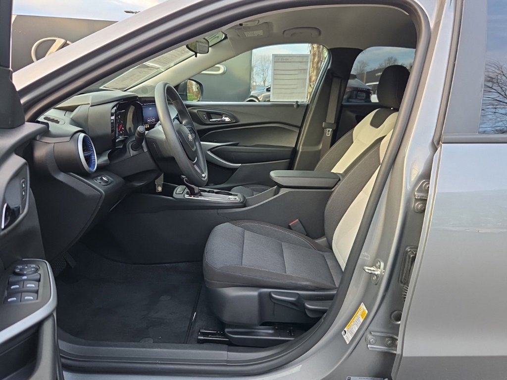 Used 2024 Chevrolet Trax LS w/ Driver Confidence Package image 4