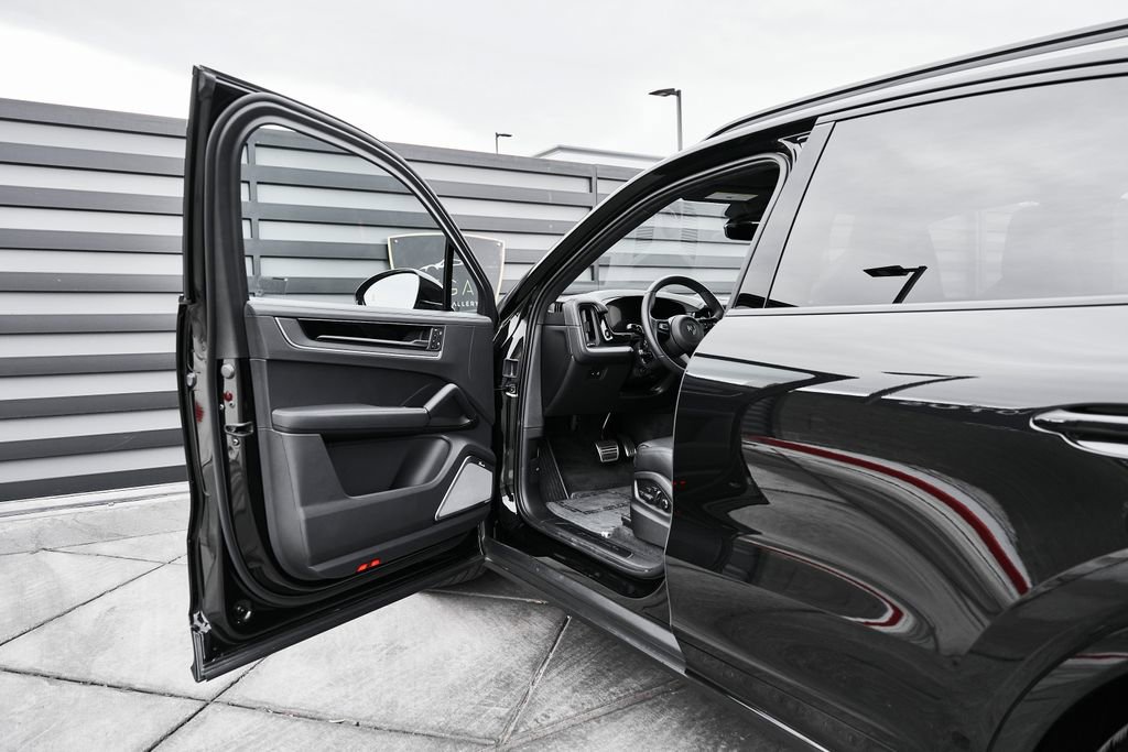 Used 2026 Porsche Cayenne Turbo image 32