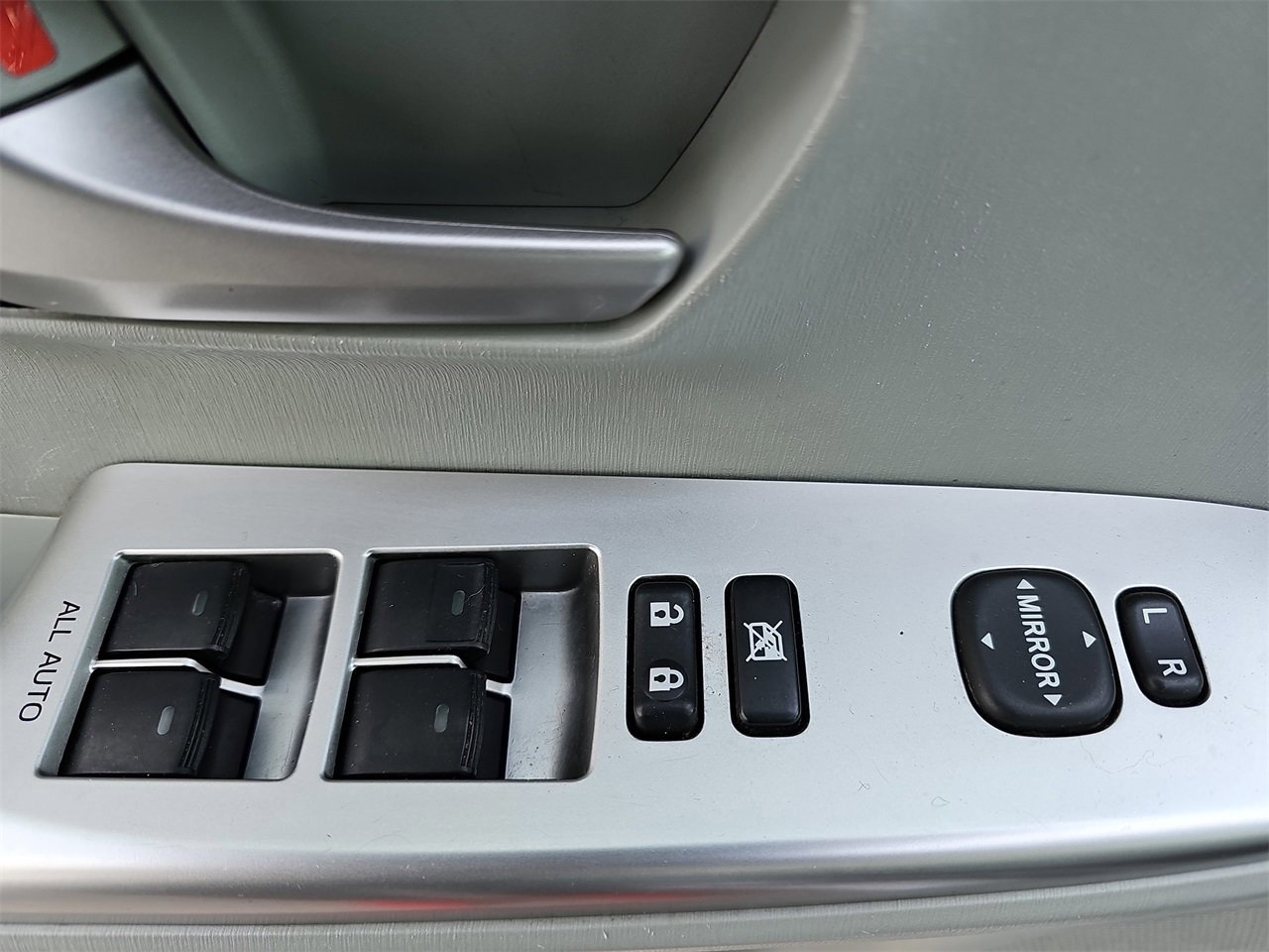 Used 2014 Toyota Prius V Two image 27