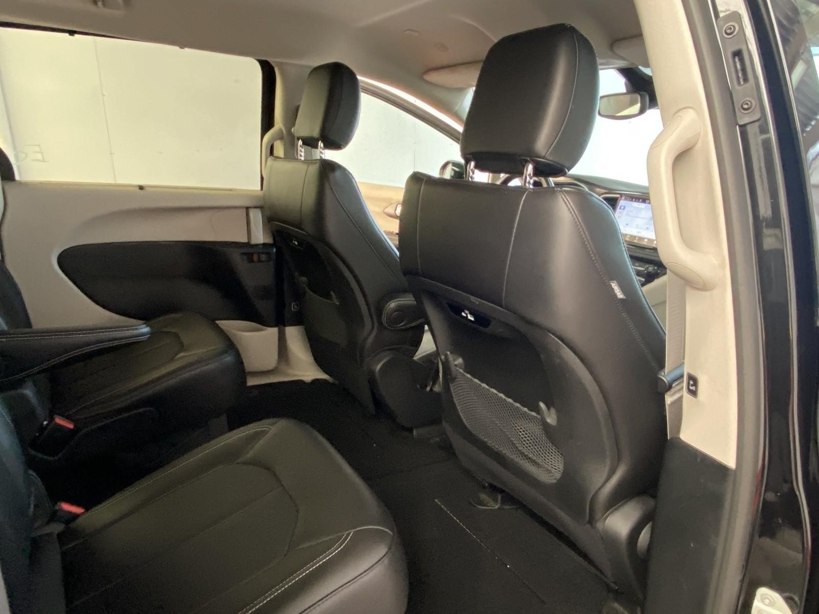 Used 2024 Chrysler Pacifica Touring-L FWD image 10