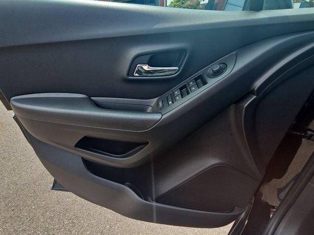 Used 2020 Chevrolet Trax LT w/ LT Convenience Package FWD image 24