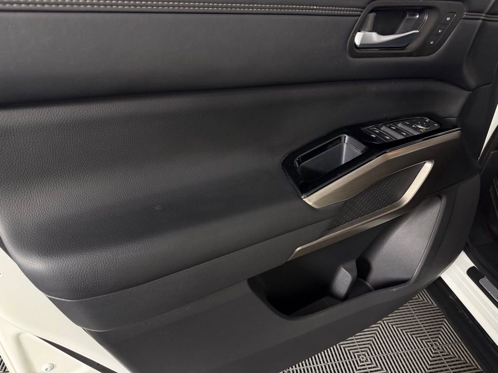 Used 2024 Nissan Pathfinder Platinum w/ Black Appearance Package image 27