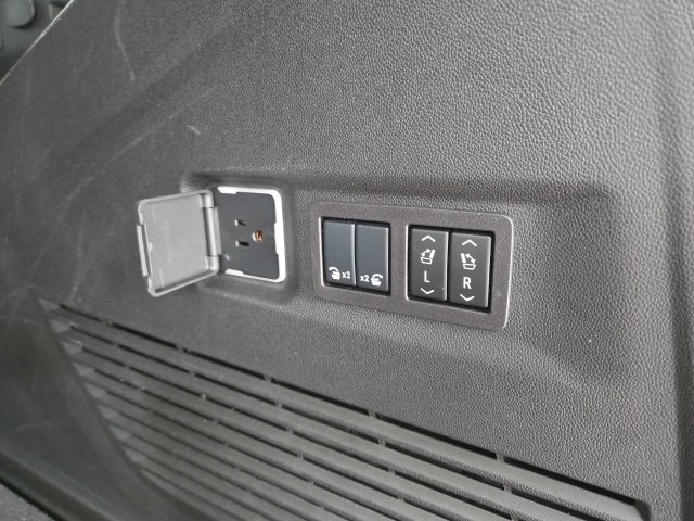 Used 2025 Chevrolet Suburban RST image 51