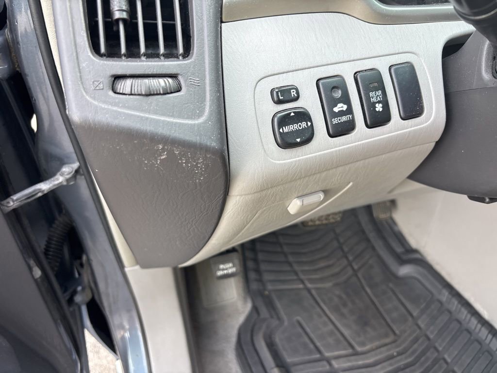 Used 2005 Toyota Highlander 2WD V6 w/ 3rd Row image 21