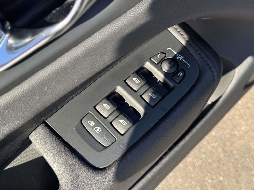 Certified 2023 Volvo XC60 B5 Plus w/ Climate Package image 15