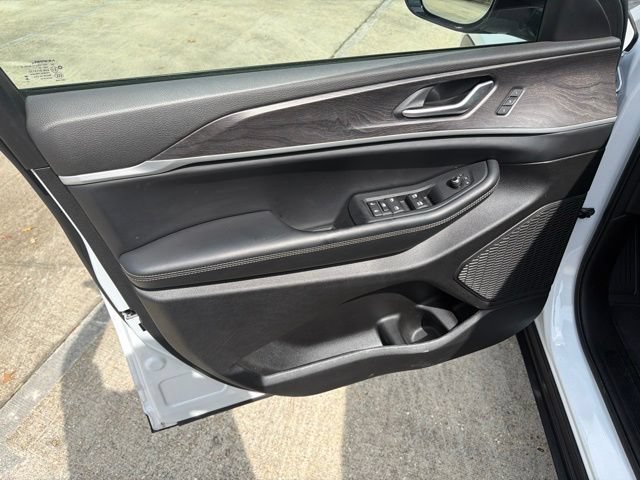 Used 2025 Jeep Grand Cherokee L Limited w/ Luxury Tech Group II RWD image 16