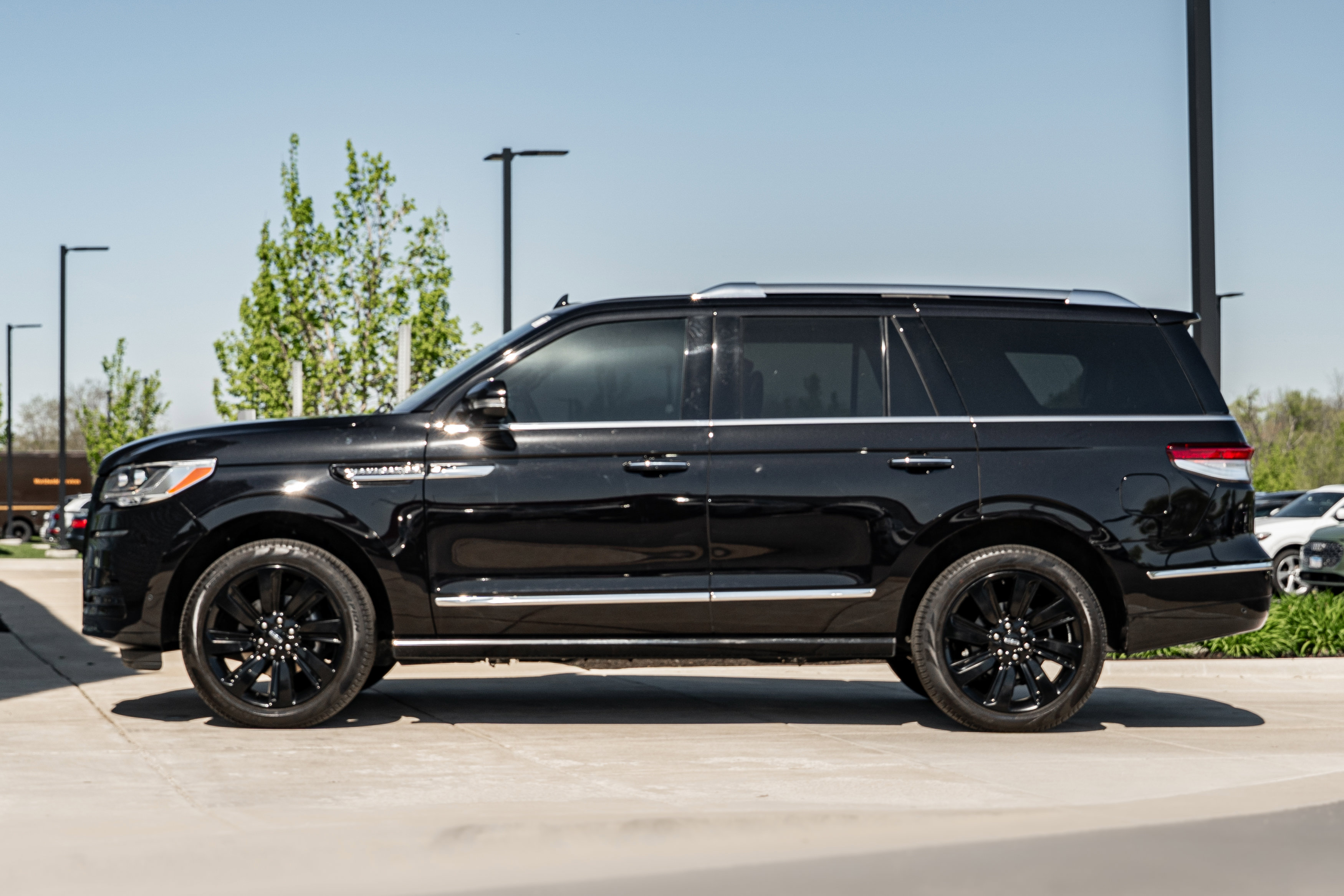 Used 2024 Lincoln Navigator Reserve w/ Monochromatic Package AWD/4WD image 6