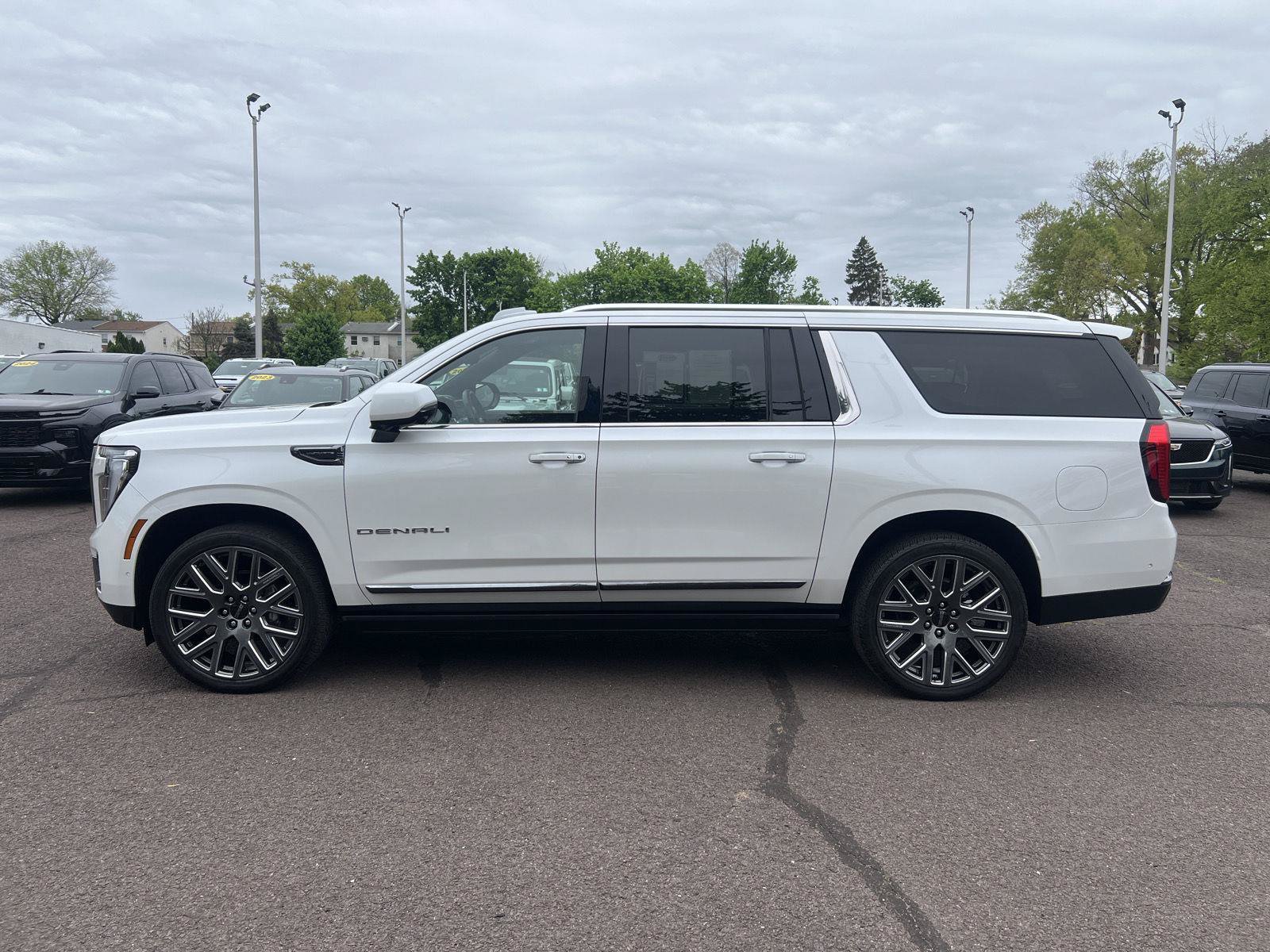 Used 2025 GMC Yukon XL Denali Ultimate AWD/4WD image 4