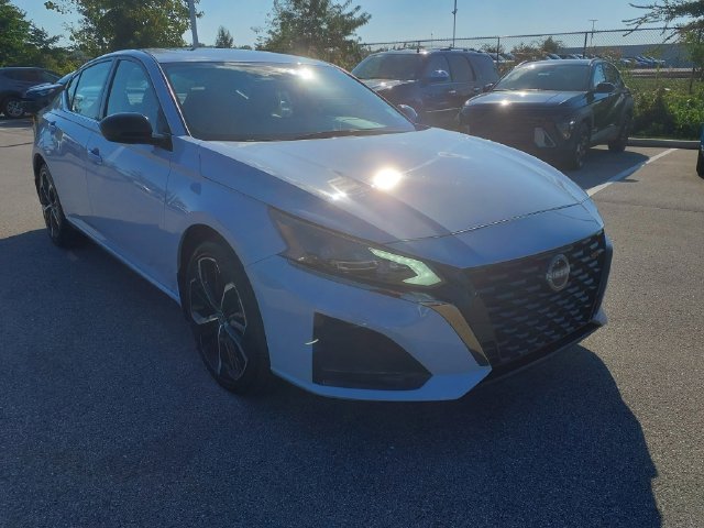 Used 2025 Nissan Altima 2.5 SR w/ SR Premium Package AWD/4WD image 3