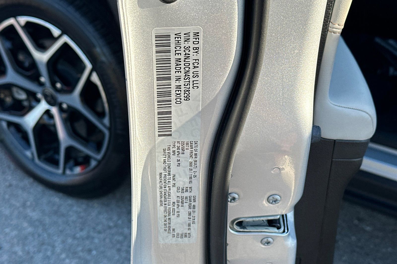 Used 2025 Jeep Compass Limited image 33