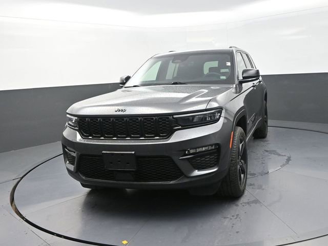 Used 2025 Jeep Grand Cherokee Limited w/ Black Appearance Package AWD/4WD image 2