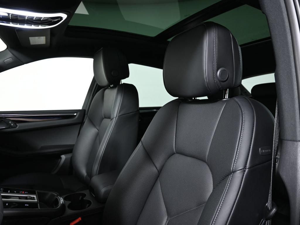 Used 2026 Porsche Macan AWD/4WD image 15