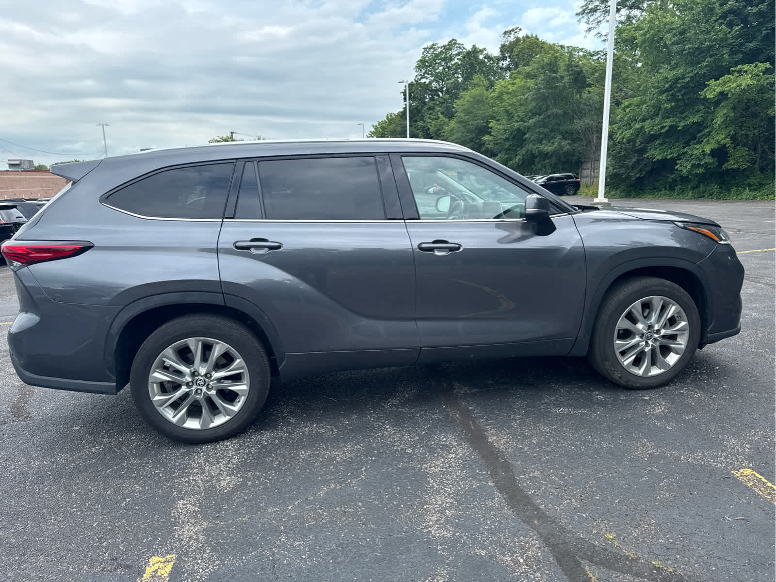 Used 2023 Toyota Highlander Limited FWD image 33