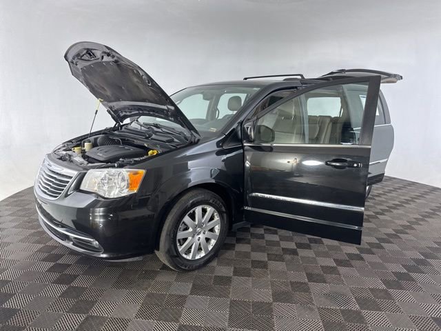 Used 2015 Chrysler Town & Country Touring image 13