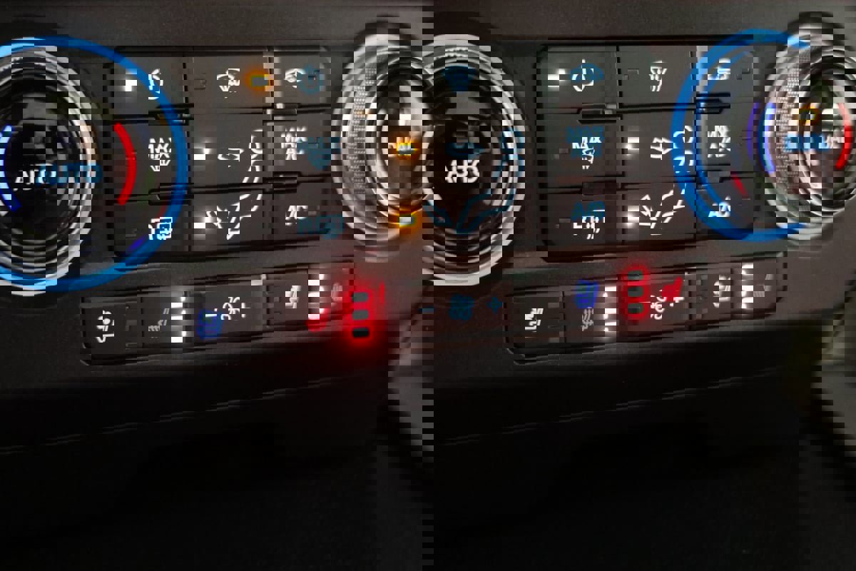 Used 2020 Ford F350 Platinum w/ FX4 Off-Road Package image 9